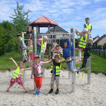 Die Kinder in Hilgert freuen sich über das neue Klettergerüst auf dem Spielplatz in der Krugbäckerstraße. Fotos: pr