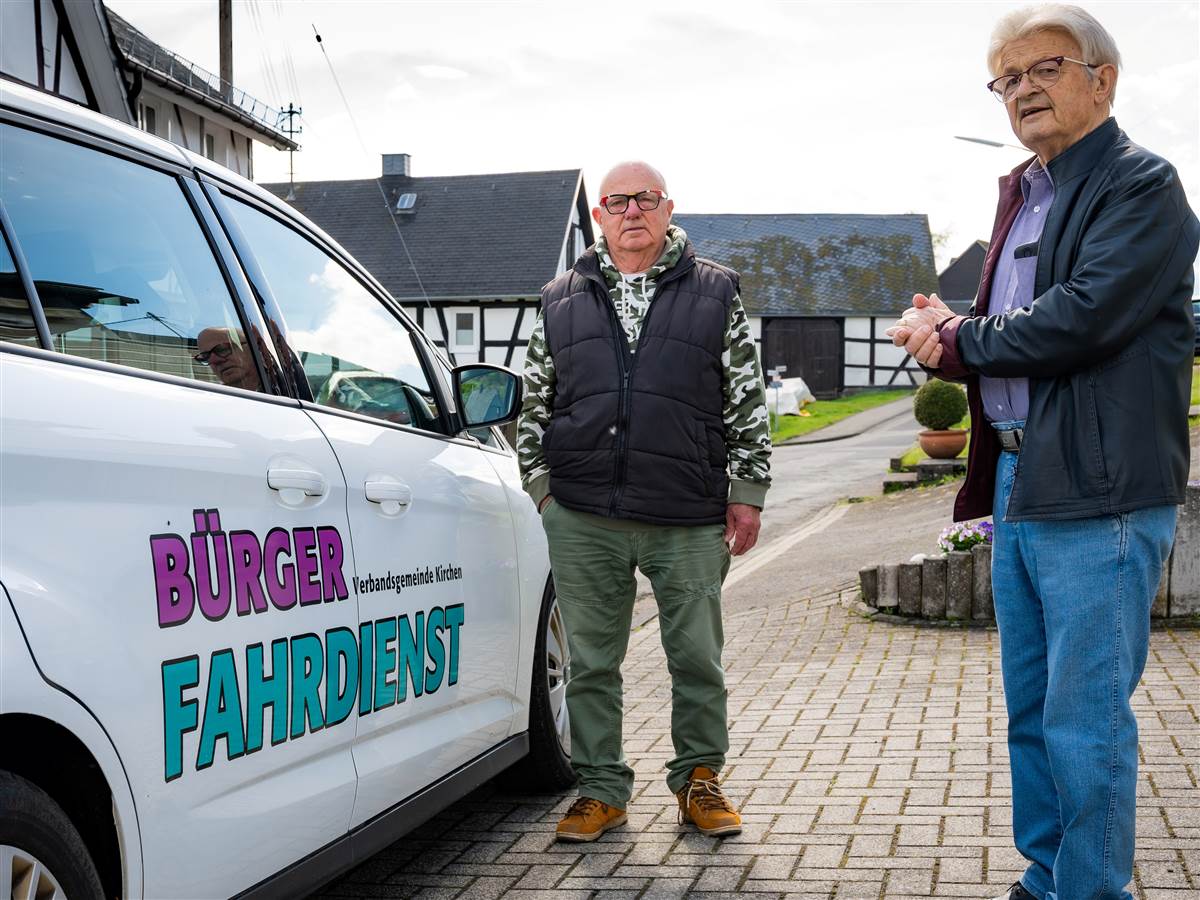 Helmut Ermert, Vorsitzender des Seniorenbeirats und Ideengeber fr den Brgerahrdienst, dankte stellvertretend fr alle Fahrer Hans Imhuser aus Kirchen fr die geleistete Arbeit im Dienst der Gesundheit. (Bilder: Brgerfahrdienst)