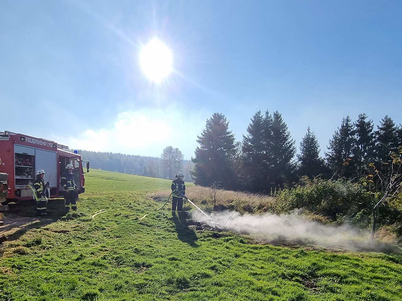 Bodenfeuer in Friedewald: Feuerwehr löschte und appelliert nun an Bürger

