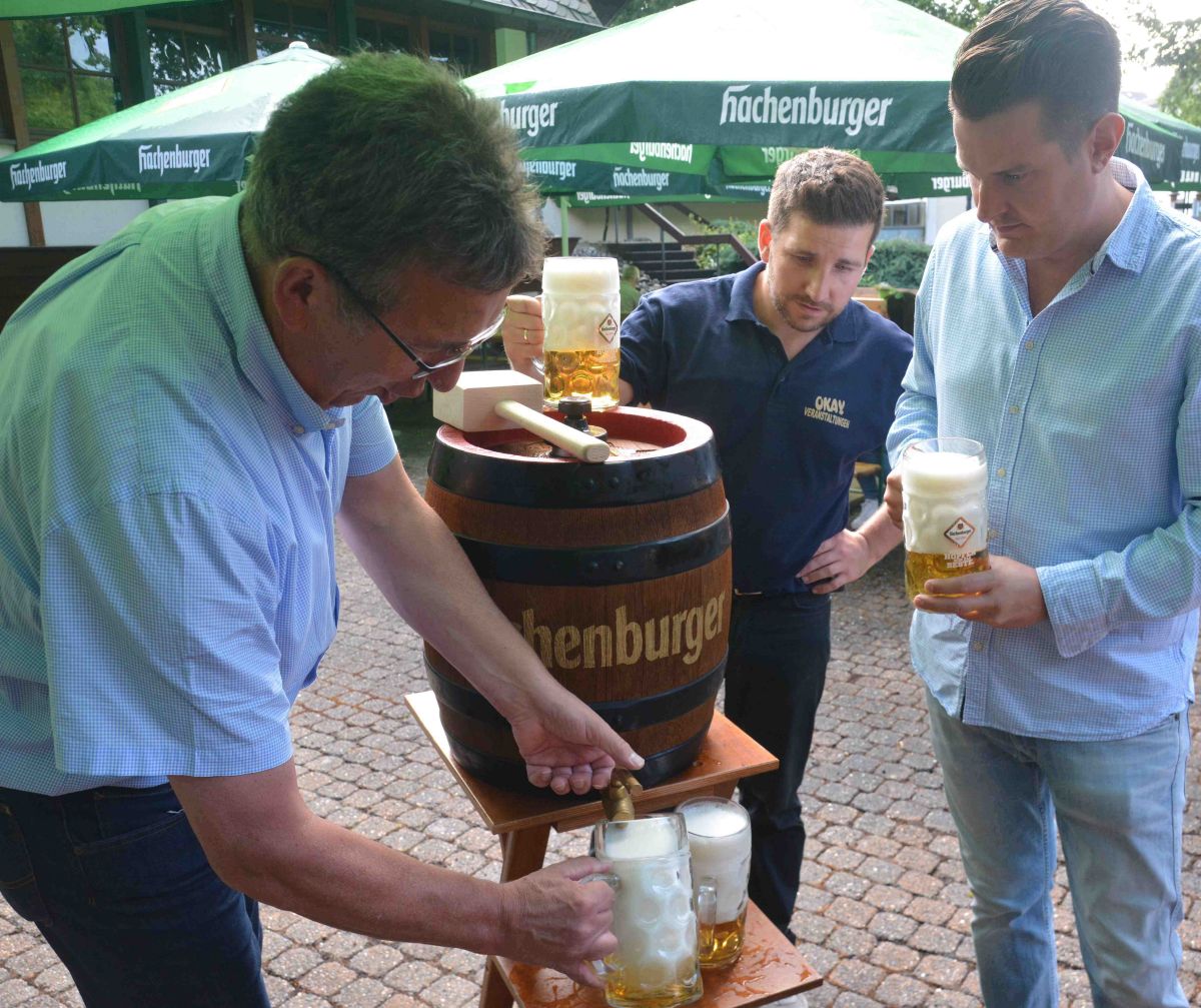 Der Biergarten ist erffnet, der Gerstensaft sprudelt nach dem Fassanstich (von rechts): Benjamin Geldsetzer, Karl Kroliczek und Klaus Strder. (Fotos: tt)