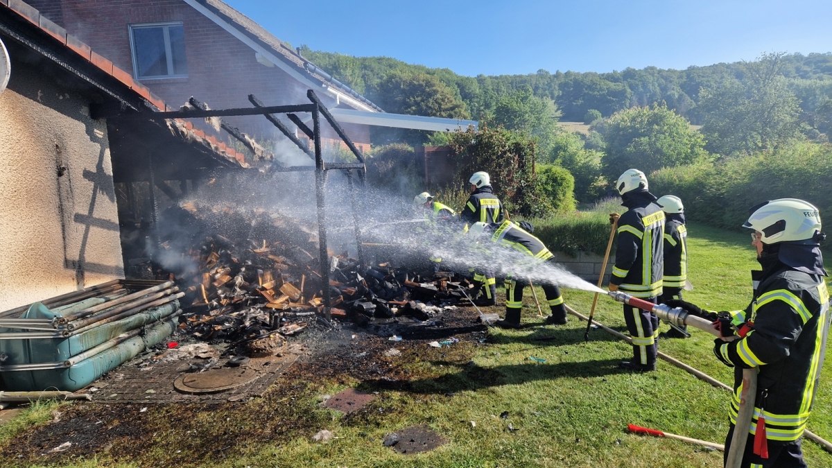 Nur durch das schnelle Eingreifen der Feuerwehrkrfte konnte ein weiteres bergreifen der Flammen auf das benachbarte Wohnhaus verhindert werden. (Fotos: VG-Feuerwehr Westerburg) 