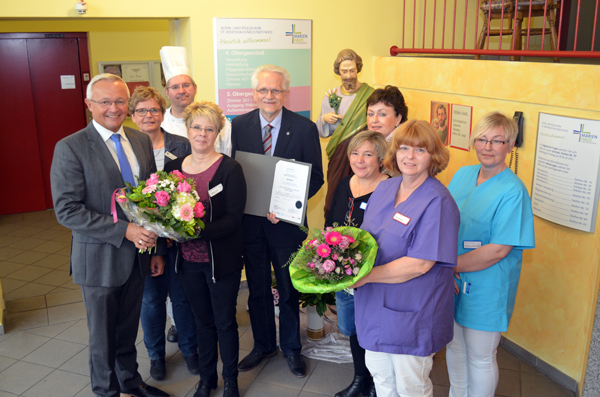 bergabe des Qualittssiegels fr Hygiene in Alten- und Pflegeeinrichtungen. Fr das St. Josefshaus in Neustadt/Wied konnten nun Heimleiter Bernard Stammer (Mitte mit Urkunde) gemeinsam mit seinem Team das begehrte Zertifikat entgegennehmen. berreicht wurde es vom 1. Kreisbeigeordneten und Gesundheitsdezernenten Achim Hallerbach (links). Foto: Privat