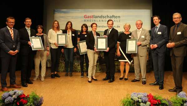 Das Zertifikat nahmen der Hausleiter Uwe Schneider (Zweiter von links) und die Leiterin der Rezeption Ulrike Schwarzbach (Dritte von links) aus den Hnden des rheinland-pflzischen Wirtschaftsministers Dr. Volker Wissing (Fnfter von rechts) entgegen. Foto: Godehard Juraschek / Rheinland-Pfalz Tourismus GmbH