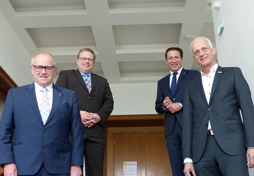 Trafen sich im Kreishaus (von links): Landrat Dr. Peter Enders und der Erste Kreisbeigeordnete Tobias Gerhardus empfingen die Brgermeister Bernhard Baumann (Neunkirchen) und Christoph Ewers (Burbach). (Foto: Kreisverwaltung Altenkirchen) 