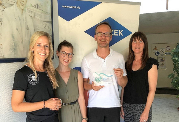 Die Firma Wezek GmbH erhielt das BGaktiv-Logo: (von links) Sabrina Kolb und Anna Ktting bergaben das Logo an Marco Hof und Manuela Meyer von Wezek. (Foto: privat)