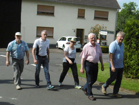 Die Ortsbrgermeister aus der Verbandsgemeinde Altenkirchen haben die Ortsgemeinde Eichelhardt erwandert. (Foto: Lothar Walkenbach, Verbandsgemeindeverwaltung Altenkirchen)