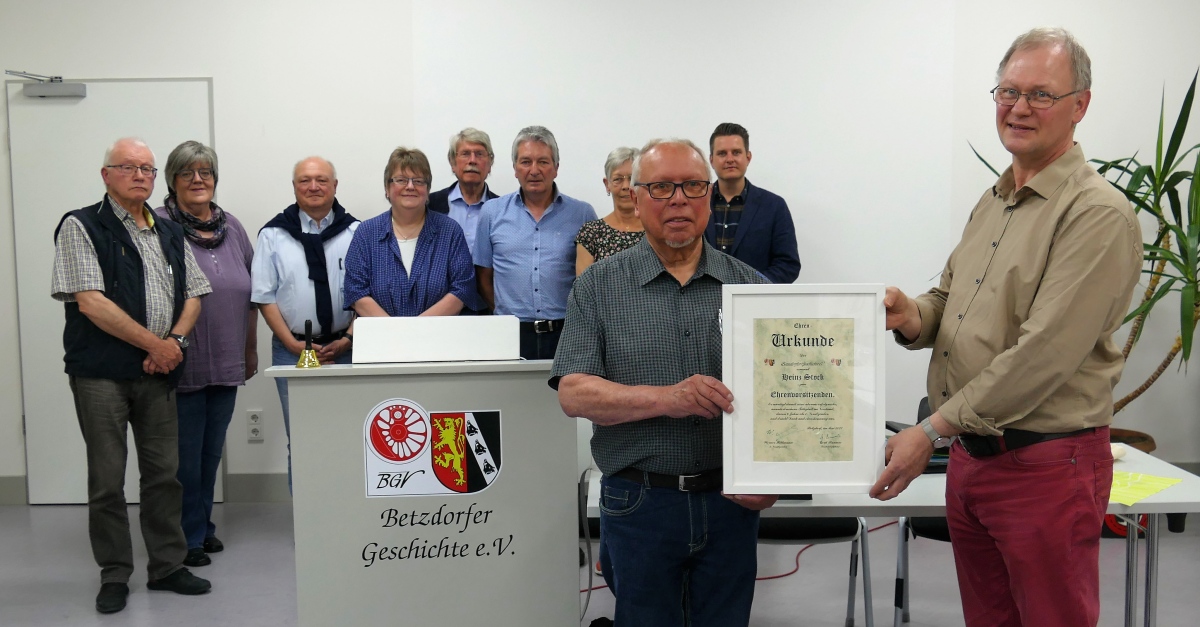 Der Geschftsfhrer des BGV Gerd Bumer bergab an Heinz Stock die Ehrenvorsitzenden-Urkunde. (Foto: ma)