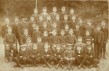 Die Aufnahme entstand 1890 und zeigt Absolventen der uchenschule. Foto: Archiv BGV
