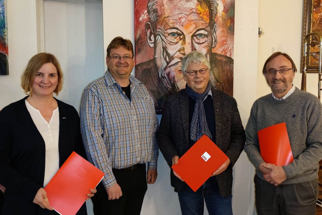 Fr langjhrige Mitgliedschaft wurden von Jrg Honnef (2. von links) geehrt: Alice Job (1. von links, fr 25 Jahre), Reiner W. Schmitz (2. von rechts, fr 40 Jahre) und Hans Werner Kaiser (1. von rechts, fr 20 Jahre). Foto: SPD