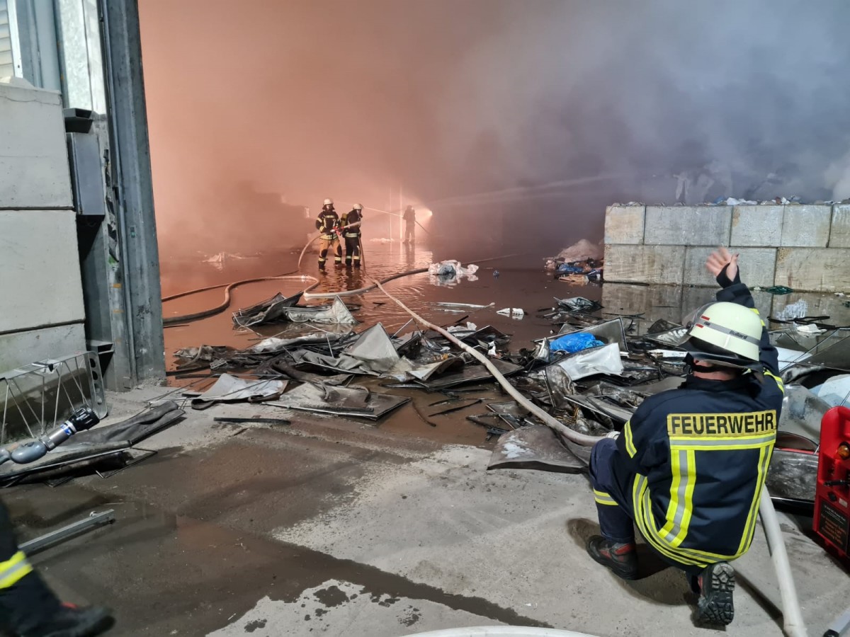 Auf dem Gelnde des Entsorgungsunternehmens Remondis steht eine Halle in Vollbrand. (Fotos: kk) 