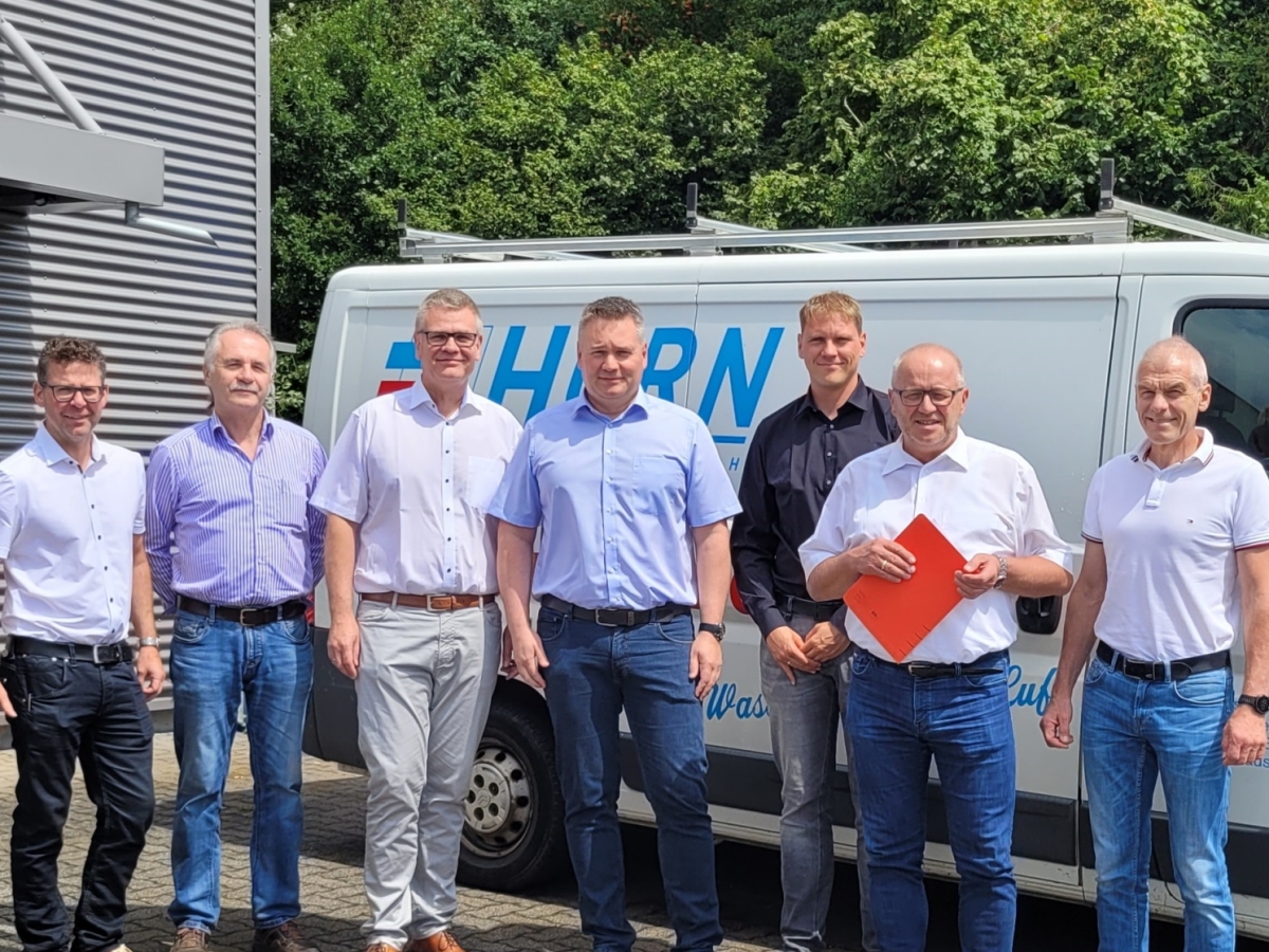 Tauschten sich bei einem Unternehmensbesuch ber die aktuellen Themen aus (von links nach rechts): Dirk Fischer (Verbandsgemeinde Altenkirchen-Flammersfeld), Rainer Zeuner (Ortsbrgermeister Eichelhardt), Mathias Horn und Markus Horn (beide Geschftsfhrer von "HORN Haustechnik"), Lars Kober (Wirtschaftsfrderung Kreis Altenkirchen), Landrat Dr. Peter Enders und Fred Jngerich (Brgermeister Verbandsgemeinde Altenkirchen-Flammersfeld). (Foto: Kreisverwaltung)