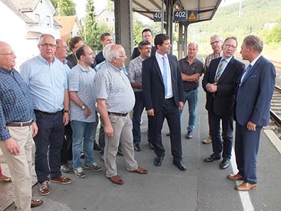 Der Parlamentarische Staatssekretr im Bundesministerium fr Verkehr und digitale Infrastruktur Norbert Barthle (rechts) schaute sich mit Begleitung den Bahnhof Brachbach an. Foto: Reinhard Vanderfuhr / Bro Rddel