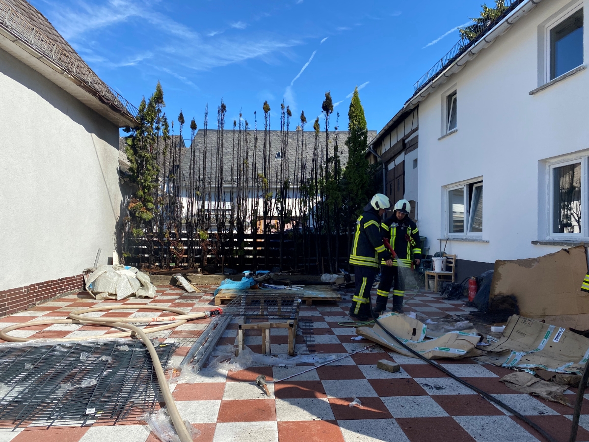 Heckenbrand in Berzhahn: Feuer greift auf Wohnhaus über
