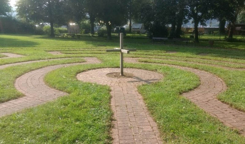 Labyrinth hinter Kirche Bad Hnningen erstrahlt in neuem Glanz