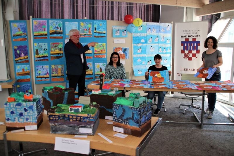 Die Jurymitglieder von links nach rechts: Peter Hurrelmann (Father Charles Convention e.V.), Fulya Vatansever (Jugendamt der Stadt Bad Honnef), Yve Florett (Knstlerin), Daniela Paffhausen (BHAG Marketingleitung). Foto: privat