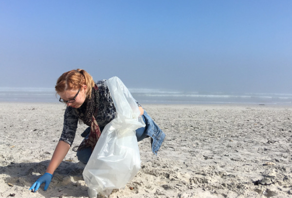 Bianca Klser aus Bitzen half bei der Aufrumaktion am Strand von Kapstadt. (Foto: privat) 