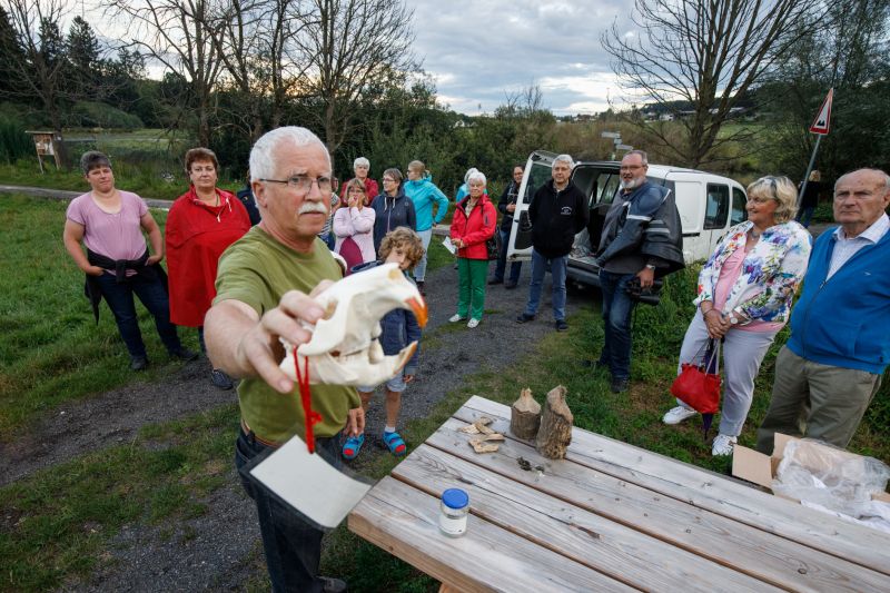 Revierfrster Roger Koch stellt den Teilnehmern der Exkursion Dem Biber auf der Spur den Lebensraum und die Lebensweise des Freilinger Nagers vor. Fotos: Pter Bongard