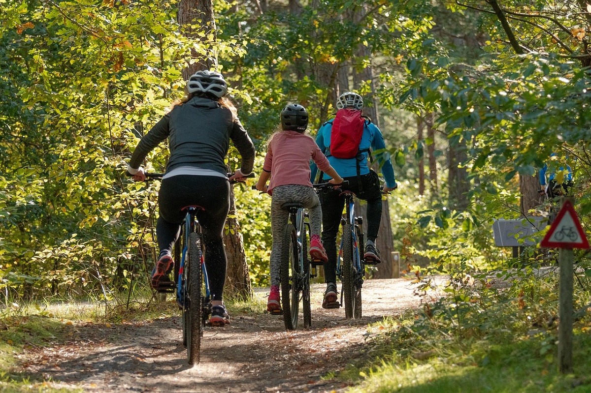 Radfahren mit der ganzen Familie soll auch im Westerwald künftig besser und sicherer möglich sein. (Symbolbild: pixabay)