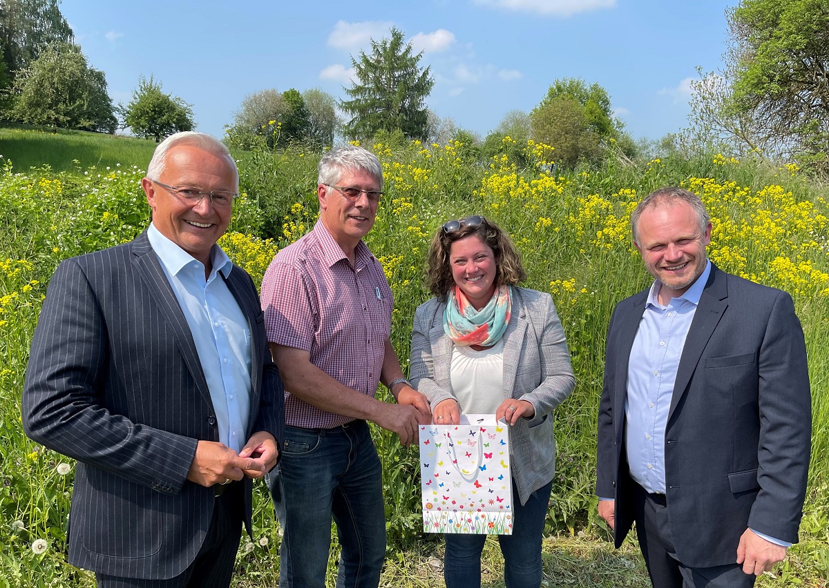 Landrat Achim Hallerbach (links) und Oberbrgermeister Jan Einig (rechts) zogen mit Gabi Schfer und Armin Brz die Gewinner der "BienenBeetBoxen". (Foto: privat) 