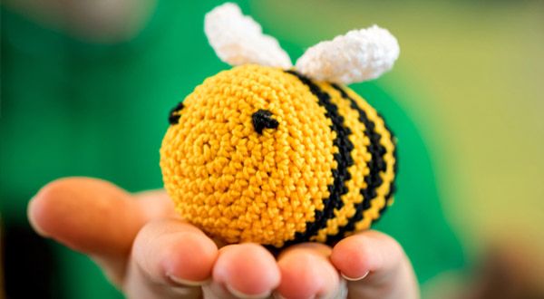 Gehkelte Biene als Symbol fr Artenvielfalt. Foto: BUND