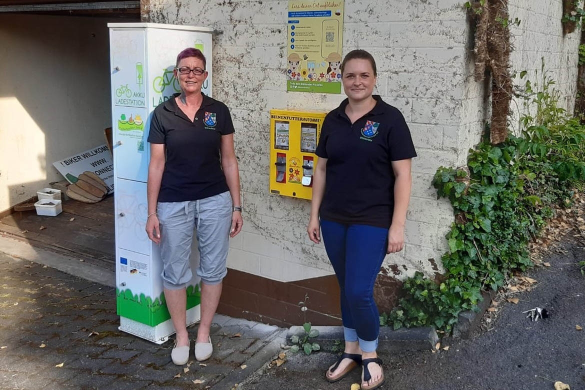 In Dttesfeld hngt ein Bienenfutterautomat