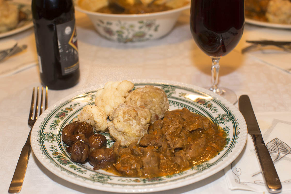 Westerwlder Rezepte: Schwarzbier-Gulasch mit Semmelkndeln