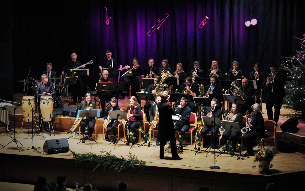 Die Bigband bietet ein Weihnachts-Caf-Konzert. (Foto: Kreismusikschule)