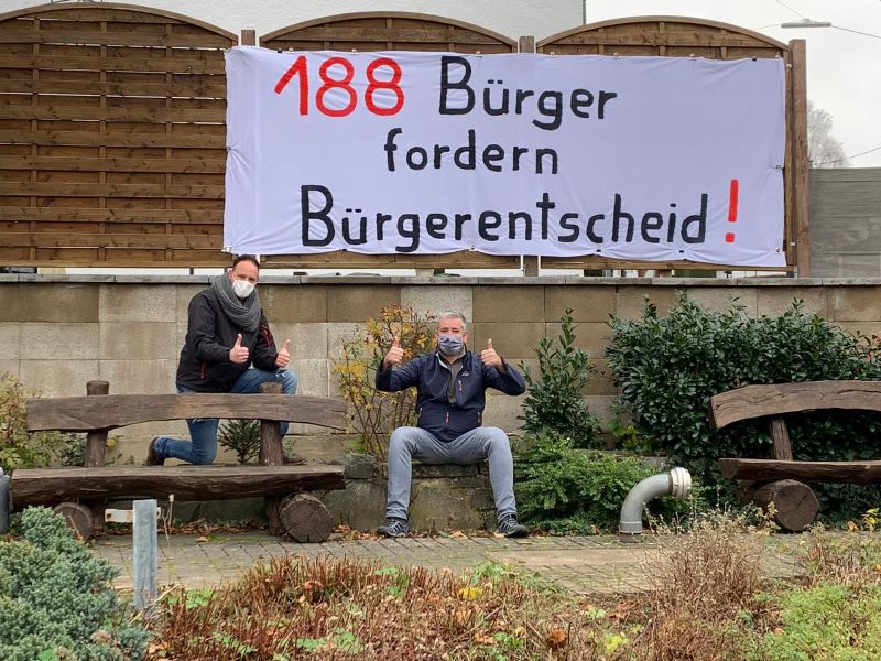 Michael Hoffmann und Rainer Lösch, Gründungsmitglieder der Bürgerinitiative vor ihrem Transparent mit der Anzahl der gesammelten Unterschriften. Foto: BI