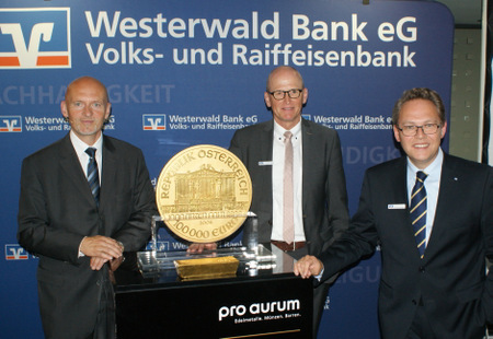 Informierten ber Gold als Vermgensversicherung: (von links) Fondsmanager und Buchautor Uwe Bergold, der Hachenburger Marktbereichsleiter der Westerwald Bank, Stephan Zorn, und Vorstand Dr. Ralf Klbach. (Foto: Westerwald Bank) 