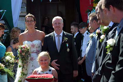 Festzug in strahlendem Sonnenschein auf der Birkener Hhe