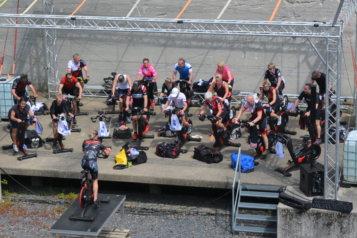 Insgesamt hatten sich etwa 60 Biker angemeldet, die sich in drei Gruppen aufgeteilt in drei Locations auf ihren Spin-Bikes austoben konnten. (Fotos: privat)