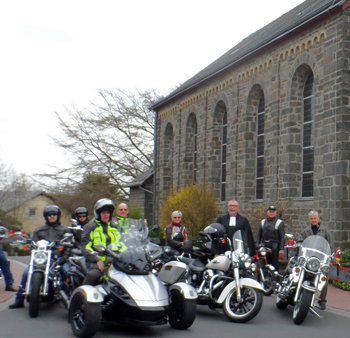 Schon erfahren im Angebot von Biker-Gottesdiensten ist die evangelische Kirchengemeinde Gebhardshain. Auch in den Vorjahren trafen sich Biker zum Gottesdienst  dann aber in der Kirche - prsentierten anschlieend ihre Zweirder und dann ging es auf gemeinsame Tour in die Region. Foto: Karolin Schukowski/Archiv