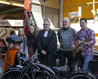 Der Biker-Gottesdienst in Steinebach mit Pfarrer Michael Straka und den Mitstreitern zog rund 300 Gste nach Steinebach. Fotos: gw