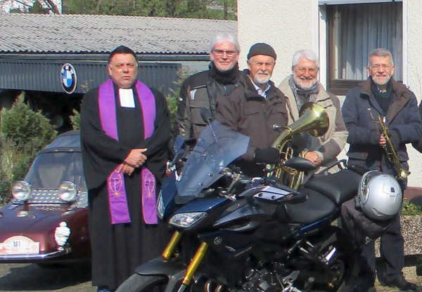 Pfarrer Joachim Dhrkoop (links) gestaltete gemeinsam mit Diakon Michael Utsch (2. bon links) und anderen Mitstreitern den evangelischen Biker-Gottesdienst im Westerwald-Museum in Steinebach mit. (Foto: Petra Stroh) 