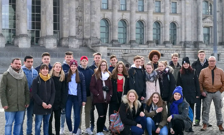 Die Jugendlichen aus den Kreisen Altenkirchen und Neuwied vor dem Reichstagsgebude, dessen Kuppel sie auch besteigen konnten. (Foto: Veranstalter) 
