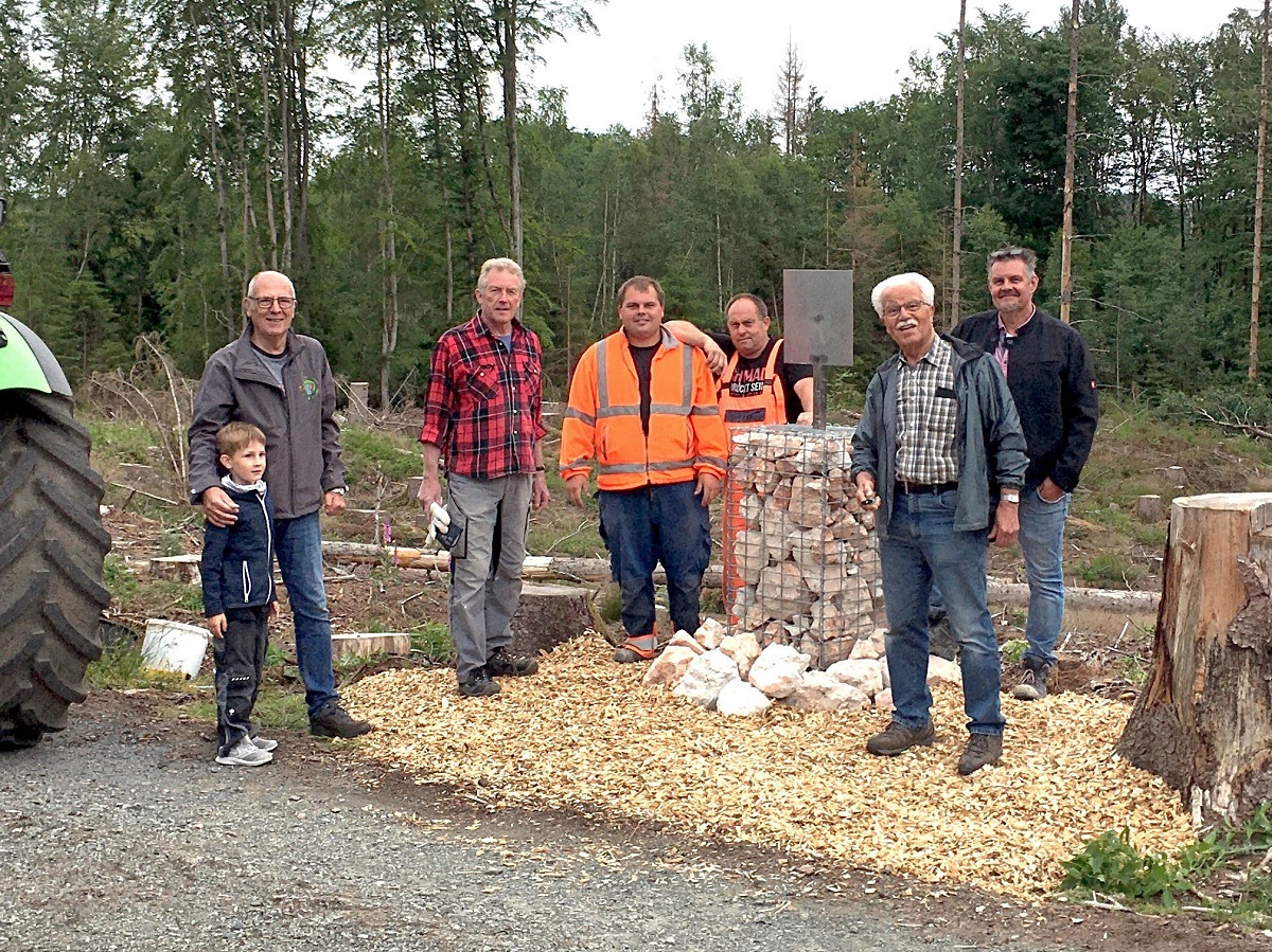 Die handelnden Personen fr den Info-Punkt Glockenschchte (v.r.): Ralf Blickhuser, Harald Fuchs, Friedhelm Zller, Andreas Severin, Arno Hastenteufel, Wolfgang Zirfas mit Enkelsohn (Fotoquelle: Harald Fuchs) 