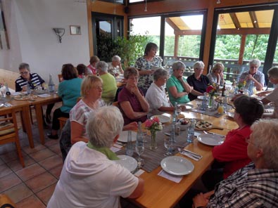 Zum Start der Hofbesichtigung stand am Anfang der Genuss im Hofcafe. Foto: Landfrauen