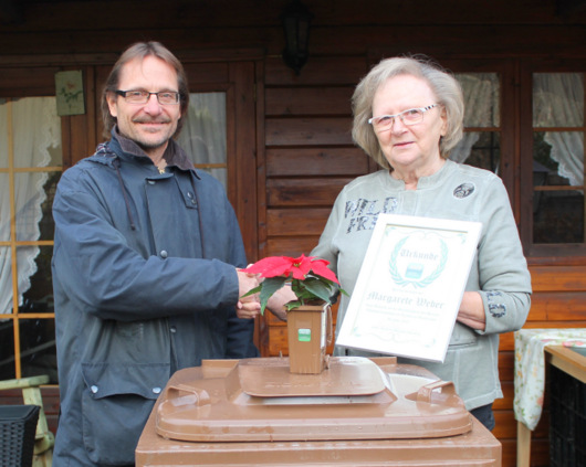 Andreas Haiduk, technischer Werkleiter des AWB, bergab die Auszeichnung fr die Bioabfalltonne des Monats an Margarete Weber. (Foto: AWB)  