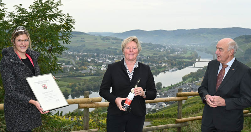 berreichung der besonderen Auszeichnung von links: Weinprinzessin Julia Gries, Stefanie Klckner und Norbert Schindler. Foto: pr
