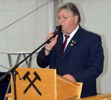 Der TuS Germania Vorsitzende Hein-Walter Schenk begrte zum offizillen Teil des Jubilumsfestes zahlreich Ehrengste. Fotos: kk