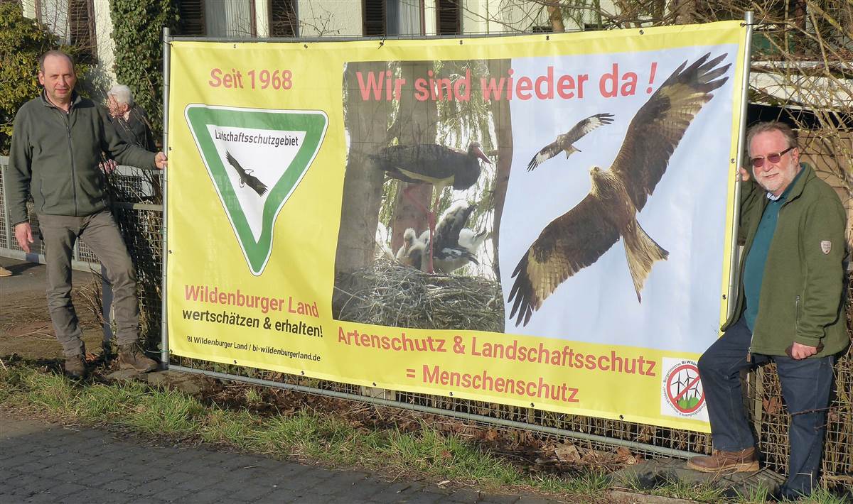 Die Ornithologen Horst Braun und Christoph Buchen bei der Vorstellung des neuen Banners Artenschutz. (Foto: BI Wildenburger Land)