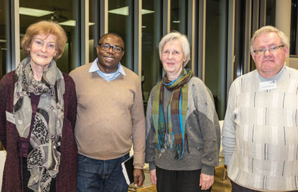 Die Delegation aus dem Evangelischen Kirchenkreis Altenkirchen  (v.l.: Christa Hillmer, Pfarrerin Almuth Germann, Erhard Wamuth) informierte sich in Wuppertal ber die politischen und kirchlichen Entwicklungen der Partnerregion im Kongo. Im Austausch mit Pfarrer Robert Bizimungu, der aus der Region Muku stammt, wurden auch aktuelle Projekte besprochen. Foto: Kirchenkreis