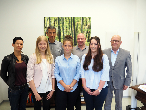 Von links: Ines Lindemann-Gnther, Mona Klassen, Thomas Gutfrucht, Nicole Schlegel, Ulrich Kalb, Lena Dames, Brgermeister Michael Kessler. Foto: Privat
