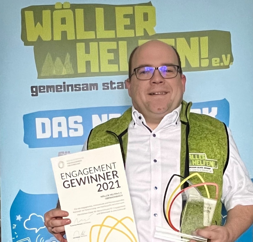 Bjrn Flick mit der Preisurkunde. (Fotoquelle: Wller Helfen e.V.)