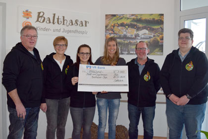 Von links : Jrgen Otterbach (Bezirksjungschtzenmeister) Karin Lcherbach (Bezirkskaiserin), Sarah Lcherbach (stv. Bezirksjungschtzenmeisterin), Nicole Binnewitz (Referentin fr ffentlichkeitsarbeit Haus Balthasar), Joachim Lcherbach (Brudermeister St. Hubertus Schtzenbruderschaft Niederfischbach) und Jrg Gehrmann (Bezirksbundesmeister). Foto: Bezirksverband Marienstatt