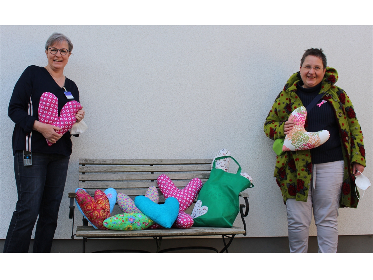 Geste mit Herz: Annette Schneider (rechts) berreichte die handgemachte Spende an die pflegerische Leitung des Onkologischen Therapiezentrums, Sabine Arndgen. (Foto: Diakonie in Sdwestfalen)