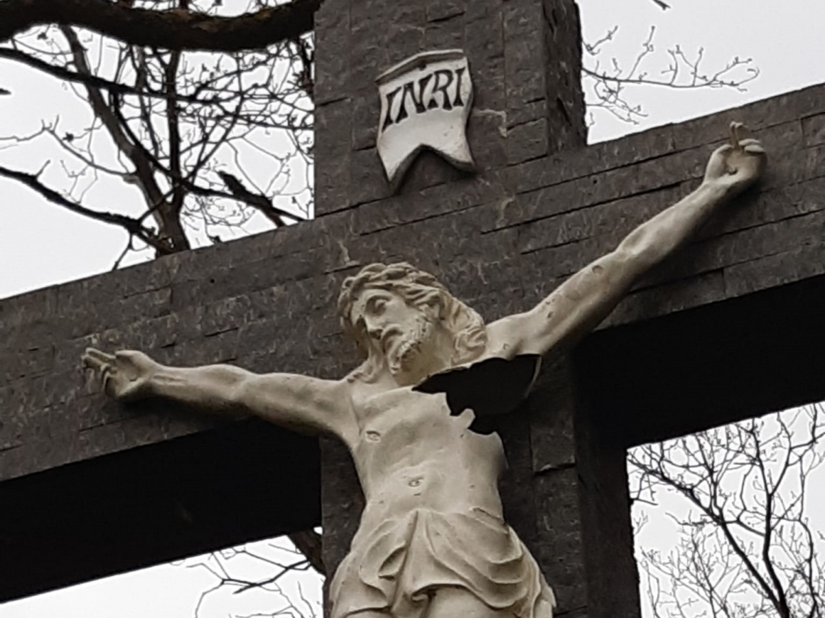 Die Christusfigur aus Steinzeug/Kunststoffgemisch wurde mit einem schweren Gegenstand stark beschädigt. (Foto: Gemeinde)