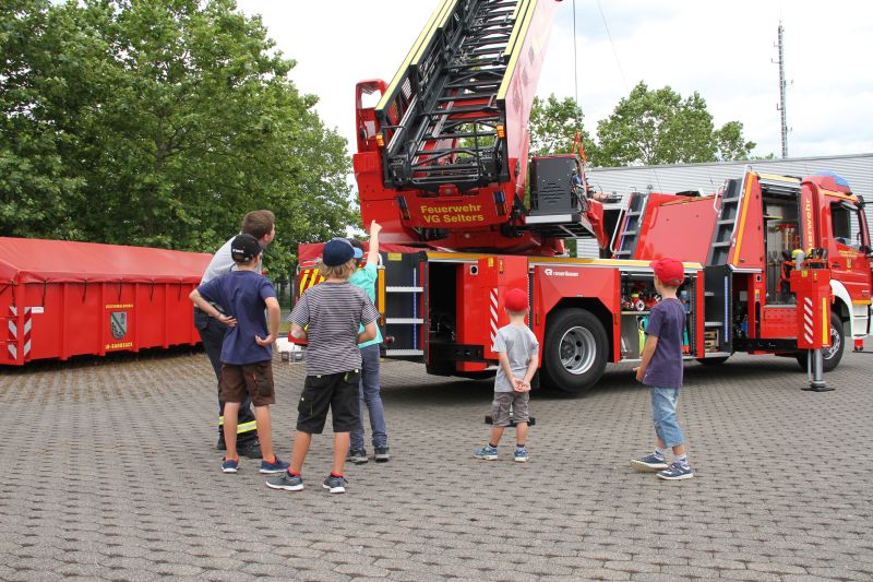 Die neue Drehleiter in Aktion. Fotos: Daniel Schwinn, Feuerwehr Selters