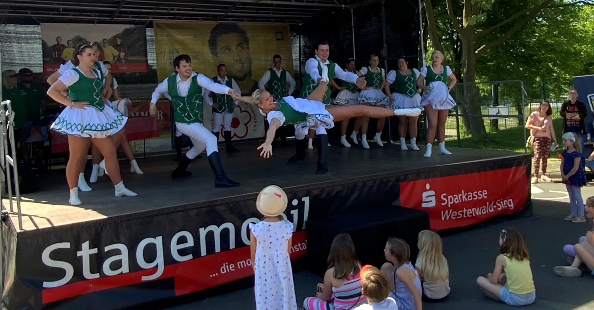 Beeindruckende Tanzeinlagen sowie spektakulre und spannende bungsdemonstrationen der Blaulicht-Familie sorgten fr ausgelassene Stimmung und sammelten ganz nebenbei Geld fr den guten Zweck. (Fotos: Marius Fuchs)