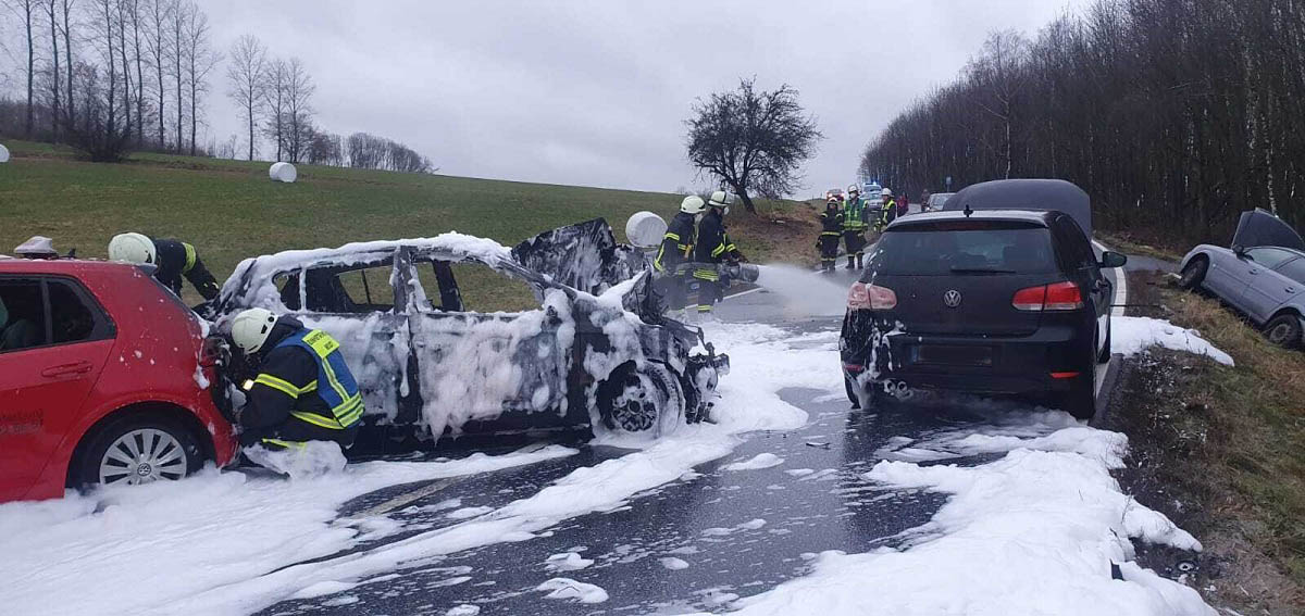 Blitzeis bei Mhren: Acht Fahrzeuge beschdigt - Ein Auto geriet in Brand